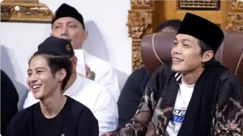 Momen DJ Panda hadiri pengajian Gus Iqdam. [YouTube: @Meisintar]