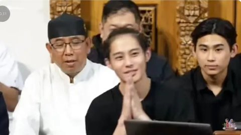 Momen DJ Panda hadiri pengajian Gus Iqdam. [YouTube: @Meisintar]