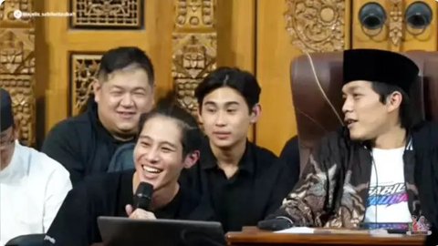 Momen DJ Panda hadiri pengajian Gus Iqdam. [YouTube: @Meisintar]