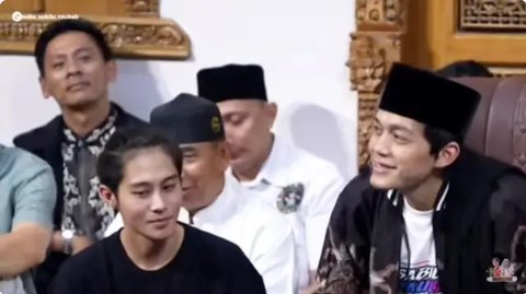 Momen DJ Panda hadiri pengajian Gus Iqdam. [YouTube: @Meisintar]