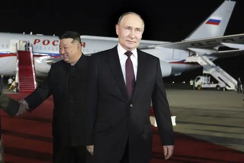 Presiden Rusia Vladimir Putin dan pemimpin Korea Utara Kim Jong Un di Pyongyang, Rabu (19/6/2024). (Dok. AP Photo/Gavriil Grigorov, Sputnik, Kremlin Pool Photo via AP)