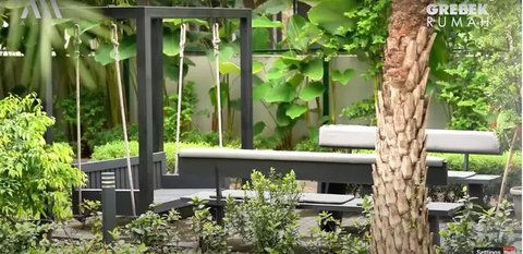 7 Potret Taman Rumah Dokter Reza Gladys, Asri dan Mewah Bak Resort (sumber: YouTube AH)