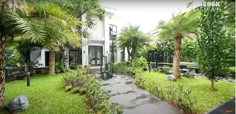 7 Potret Taman Rumah Dokter Reza Gladys, Asri dan Mewah Bak Resort (sumber: YouTube AH)