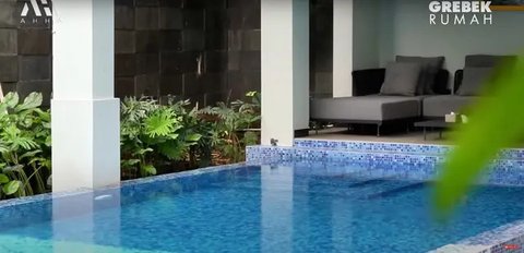 7 Potret Taman Rumah Dokter Reza Gladys, Asri dan Mewah Bak Resort (sumber: YouTube AH)