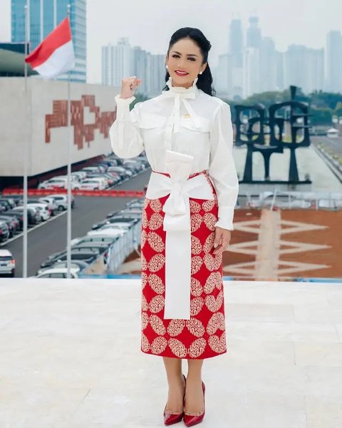 Batik dan Kebaya Merah Putih ala Kris Dayanti (Foto: Instagram @krisdayantilemos)