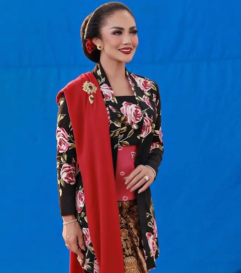 Batik dan Kebaya Merah Putih ala Kris Dayanti (Foto: Instagram @krisdayantilemos)