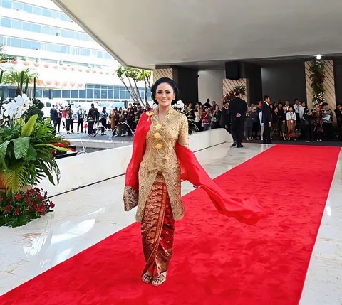 Batik dan Kebaya Merah Putih ala Kris Dayanti (Foto: Instagram @krisdayantilemos)