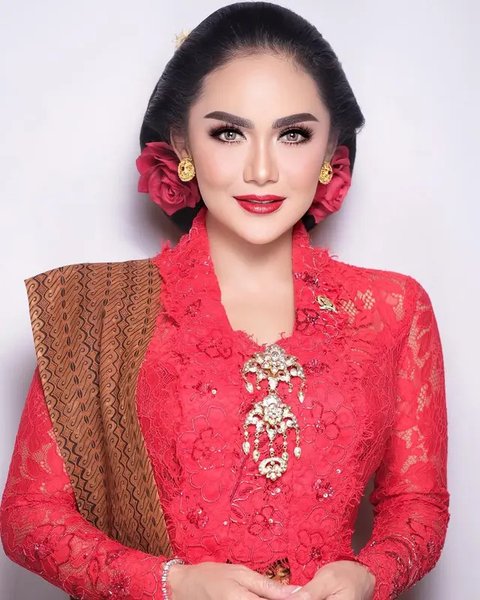 Batik dan Kebaya Merah Putih ala Kris Dayanti (Foto: Instagram @krisdayantilemos)