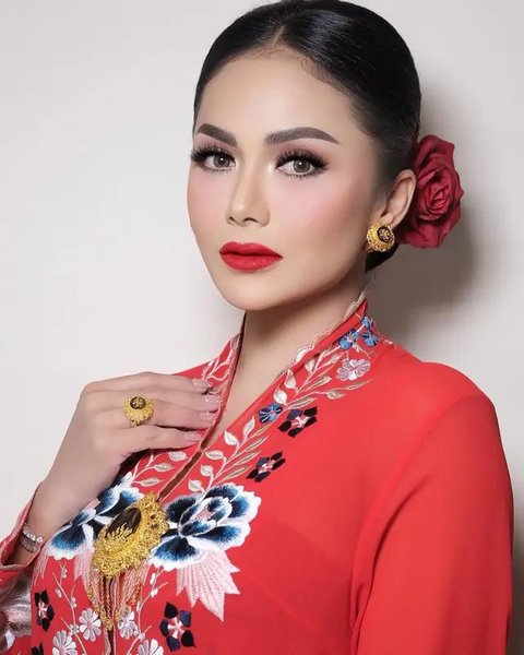 Batik dan Kebaya Merah Putih ala Kris Dayanti (Foto: Instagram @krisdayantilemos)