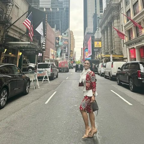 Batik dan Kebaya Merah Putih ala Kris Dayanti (Foto: Instagram @krisdayantilemos)
