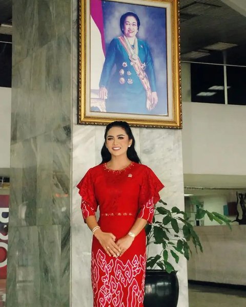 Batik dan Kebaya Merah Putih ala Kris Dayanti (Foto: Instagram @krisdayantilemos)