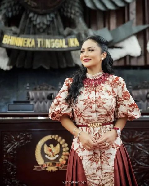 Batik dan Kebaya Merah Putih ala Kris Dayanti (Foto: Instagram @krisdayantilemos)