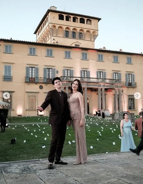 Potret romantis Maxime Bouttier temani Luna Maya jadi bridesmaid di Italia. [IG: @lunamaya]