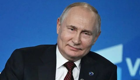 Dalam pidatonya, Putin berterima kasih kepada bangsa karena telah menunjukkan persatuan patriotik sambil mengonfirmasi untuk pertama kalinya bahwa pilot Rusia tewas menentang pawai kelompok m