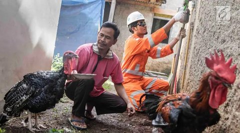Petugas Perusahan Gas Negara (PGN) mengecek instalasi gas pada mesin keramik di PT Ubin Keramik Kemenangan Jaya Klapanunggal, Bogor, Jawa Barat, Senin (10/12). Pabrik tersebut menggunakan bah