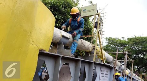 Petugas Perusahan Gas Negara (PGN) mengecek instalasi gas pada mesin keramik di PT Ubin Keramik Kemenangan Jaya Klapanunggal, Bogor, Jawa Barat, Senin (10/12). Pabrik tersebut menggunakan bah