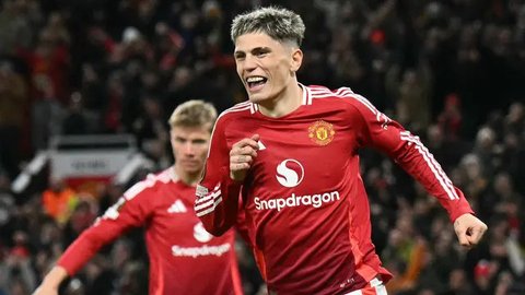 Pemain Manchester United, Alejandro Garnacho (kanan) melakukan selebrasi bersama Marcus Rashford setelah mencetak gol ke gawang Barnsley pada laga Carabao Cup 2024/2025 di Old Trafford, Manch