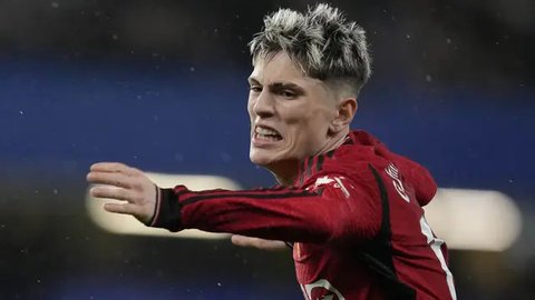 Pemain Manchester United, Alejandro Garnacho (kanan) melakukan selebrasi bersama Marcus Rashford setelah mencetak gol ke gawang Barnsley pada laga Carabao Cup 2024/2025 di Old Trafford, Manch