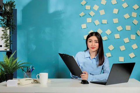 Ilustrasi selamat pagi, pagi hari, bangun tidur, main HP. (Image by gpointstudio on Freepik)