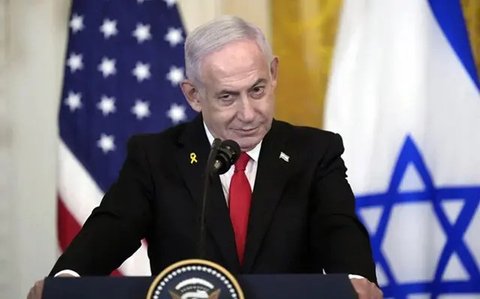 Seorang pengunjuk rasa mengibarkan bendera Palestina saat massa melakukan unjuk rasa di depan kapal pesiar yang membawa turis asal Israel dan berusaha mendekati Pulau Syros di Laut Aegea,