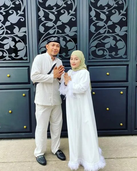 Potret Ajie Darmaji Suami Mpok Alpa yang Setia Mendampingi. (Sumber: Instagram/jie.langit)