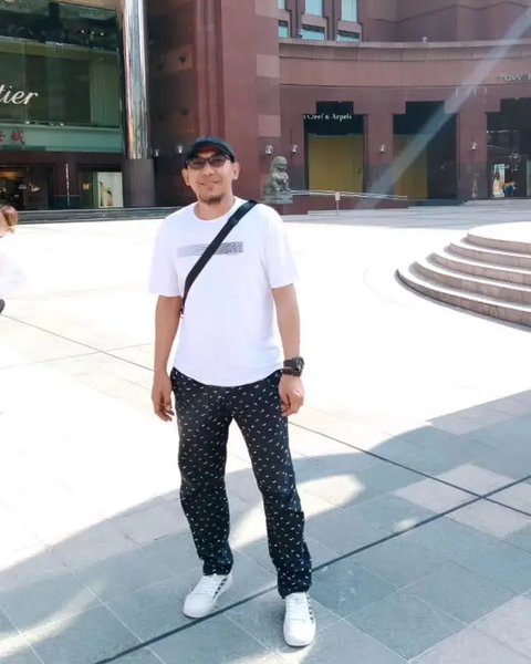 Potret Ajie Darmaji Suami Mpok Alpa yang Setia Mendampingi. (Sumber: Instagram/jie.langit)