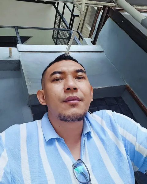 Potret Ajie Darmaji Suami Mpok Alpa yang Setia Mendampingi. (Sumber: Instagram/jie.langit)