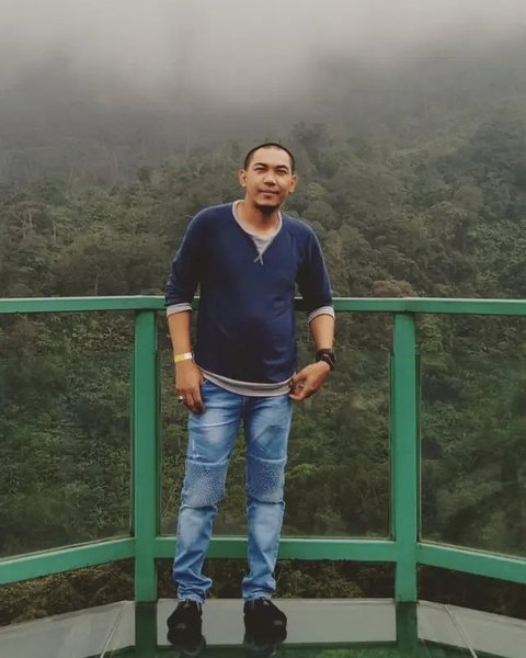 Potret Ajie Darmaji Suami Mpok Alpa yang Setia Mendampingi. (Sumber: Instagram/jie.langit)