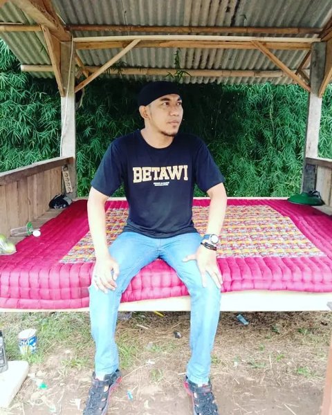 Potret Ajie Darmaji Suami Mpok Alpa yang Setia Mendampingi. (Sumber: Instagram/jie.langit)