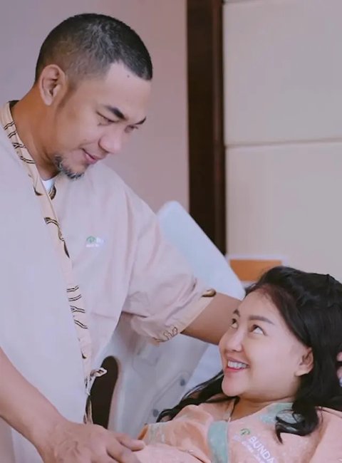 Potret Ajie Darmaji Suami Mpok Alpa yang Setia Mendampingi. (Sumber: Instagram/jie.langit)