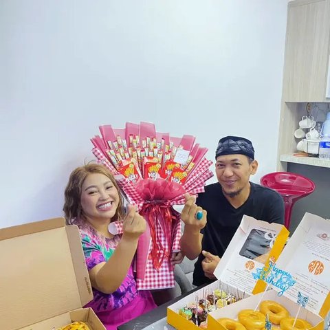 Potret Ajie Darmaji Suami Mpok Alpa yang Setia Mendampingi. (Sumber: Instagram/jie.langit)