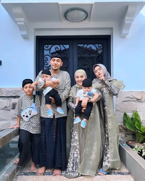 Potret Mendiang Mpok Alpa dan Keempat Buah Hatinya (Foto: Instagram @nina_mpokalpa)