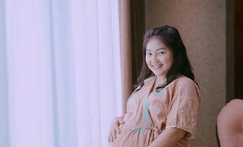Potret Mpok Alpa saat Melahirkan Anak Kembar (@nina_mpokalpa)
