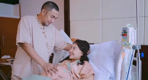 Potret Mpok Alpa saat Melahirkan Anak Kembar (@nina_mpokalpa)
