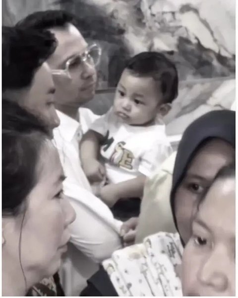 Momen haru Raffi Ahmad dan Irfan Hakim gendong bayi kembar Mpok Alpa di rumah duka. [IG: @raffinagita1717]