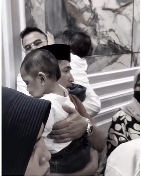 Momen haru Raffi Ahmad dan Irfan Hakim gendong bayi kembar Mpok Alpa di rumah duka. [IG: @raffinagita1717]
