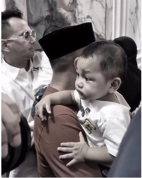 Momen haru Raffi Ahmad dan Irfan Hakim gendong bayi kembar Mpok Alpa di rumah duka. [IG: @raffinagita1717]