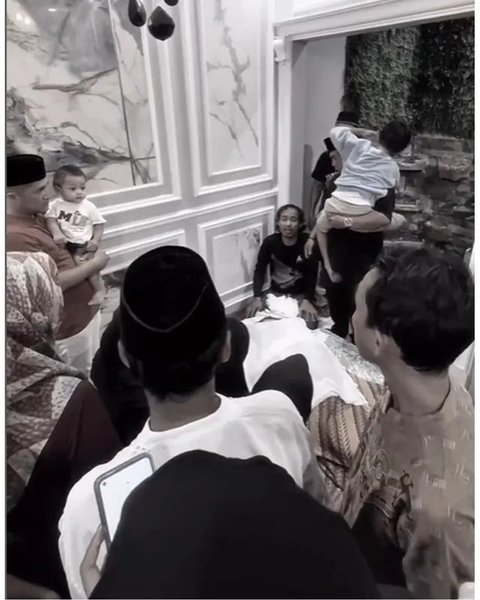 Momen haru Raffi Ahmad dan Irfan Hakim gendong bayi kembar Mpok Alpa di rumah duka. [IG: @raffinagita1717]