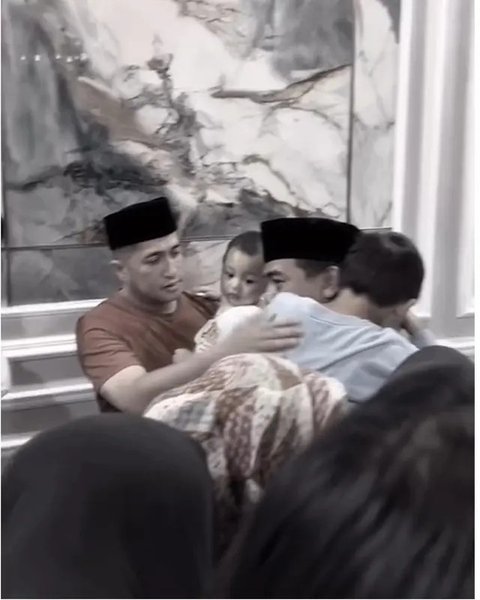 Momen haru Raffi Ahmad dan Irfan Hakim gendong bayi kembar Mpok Alpa di rumah duka. [IG: @raffinagita1717]