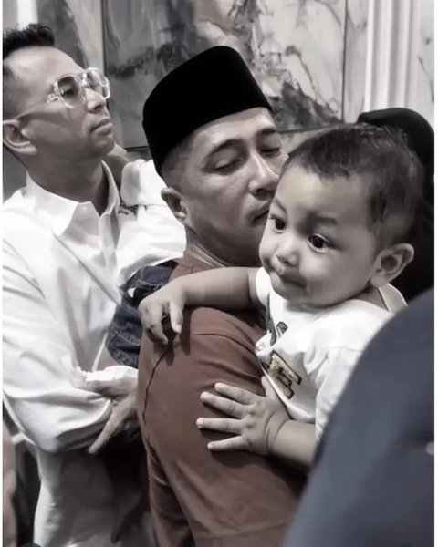 Momen haru Raffi Ahmad dan Irfan Hakim gendong bayi kembar Mpok Alpa di rumah duka. [IG: @raffinagita1717]