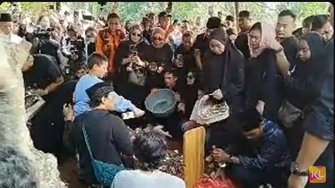 Prosesi Pemakaman Mpok Alpa