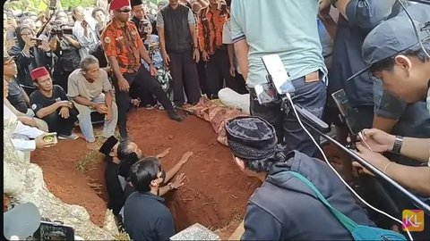 Prosesi Pemakaman Mpok Alpa
