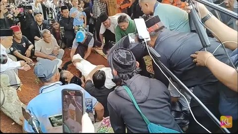 Prosesi Pemakaman Mpok Alpa