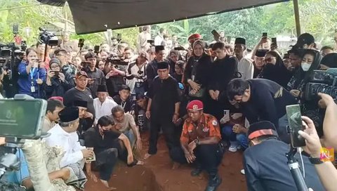 Prosesi Pemakaman Mpok Alpa