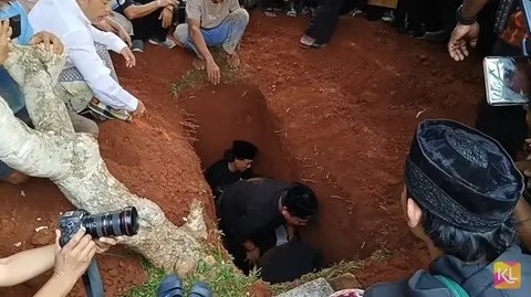 Prosesi Pemakaman Mpok Alpa