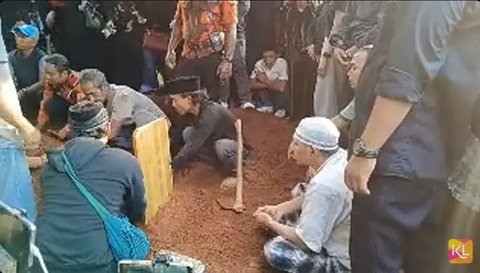 Prosesi Pemakaman Mpok Alpa