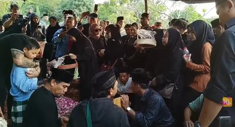 Prosesi Pemakaman Mpok Alpa