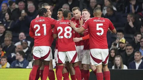 Pemain Manchester City, James McAtee mencetak gol ke gawang Salford City pada laga lanjutan Piala FA 2024/2025 di Etihad Stadium, Manchester, Inggris, Minggu (12/01/2025). (AP Photo/Dave Thom