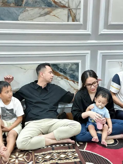 Potret Raffi Ahmad dan Nagita Slavina ke Rumah Mendiang Mpok Alpa (Sumber: IG/raffinagita1717)
