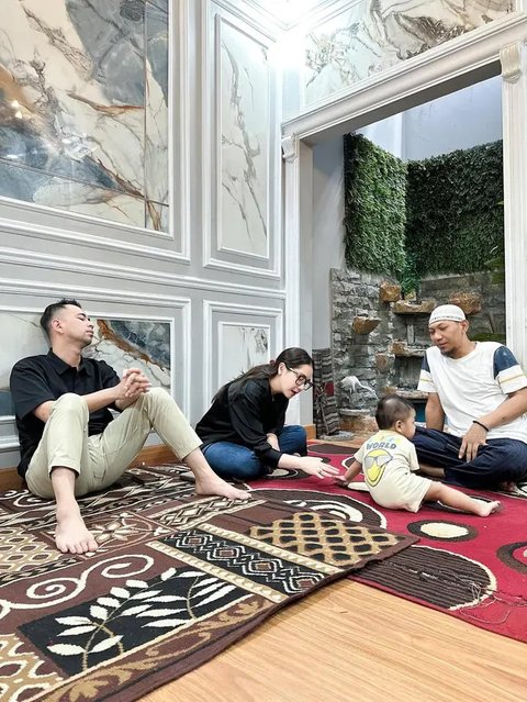 Potret Raffi Ahmad dan Nagita Slavina ke Rumah Mendiang Mpok Alpa (Sumber: IG/raffinagita1717)